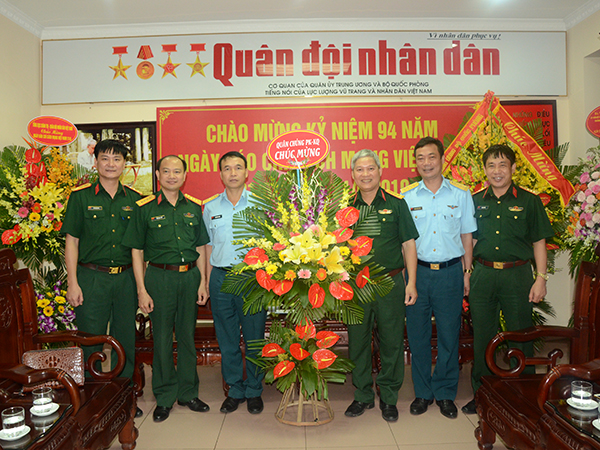 Đảng ủy, Bộ Tư lệnh Quân chủng PK-KQ chúc mừng các cơ quan thông tấn, báo chí nhân Ngày Báo chí cách mạng Việt Nam 21-6
