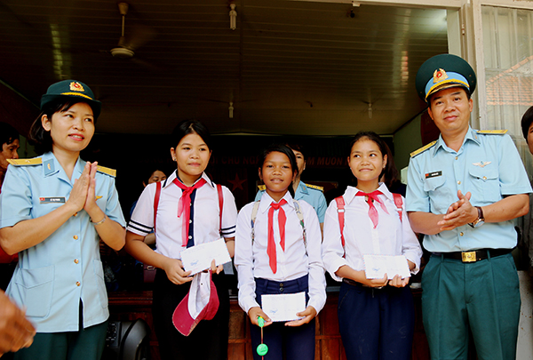 Chi đoàn Liên khoa giáo viên và Tổ Phụ nữ các khoa giáo viên Trường SQKQ  tham gia chương trình thiện nguyện tại xã Khánh Sơn