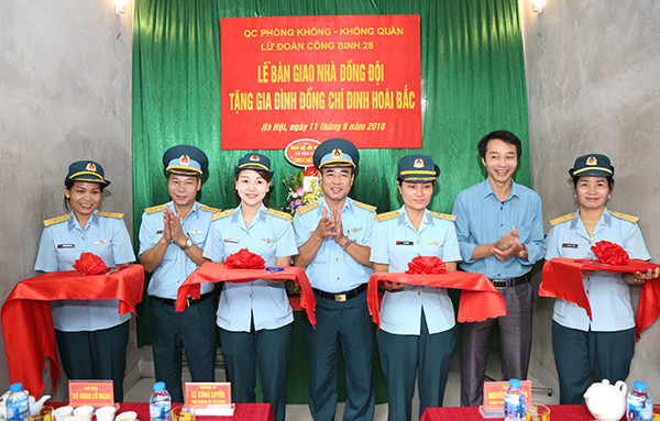 Lữ đoàn Công binh 28 tổ chức Lễ khánh thành, bàn giao nhà đồng đội cho gia đình Thượng úy QNCN Đinh Hoài Bắc