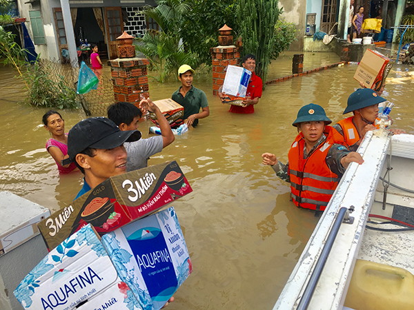 Sư đoàn 375 giúp nhân dân vùng bị cô lập do mưa lũ