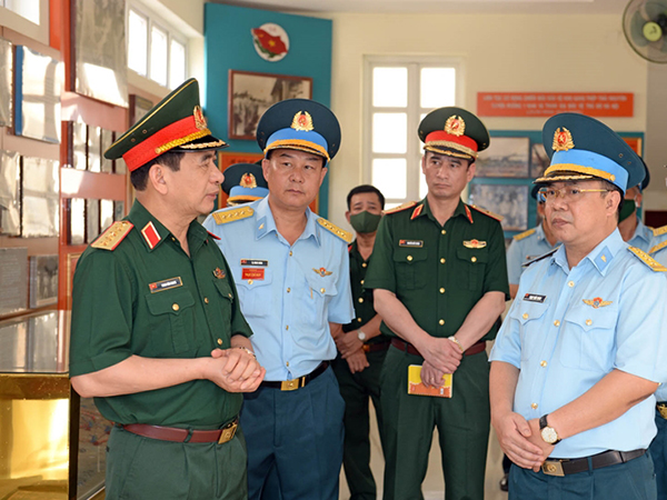 Đại tướng Phan Văn Giang - Bộ trưởng Bộ Quốc phòng kiểm tra Sư đoàn 367 và Sư đoàn 370