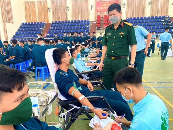 Cán bộ, học viên Học viện Phòng không-Không quân hiến tặng hơn 500 đơn vị máu