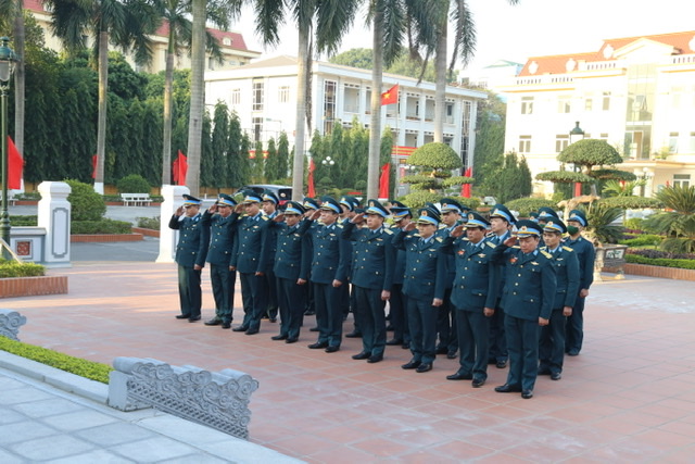 Quân chủng Phòng không-Không quân dâng hương tưởng niệm Chủ tịch Hồ Chí Minh và các anh hùng liệt sĩ nhân dịp năm mới 2021
