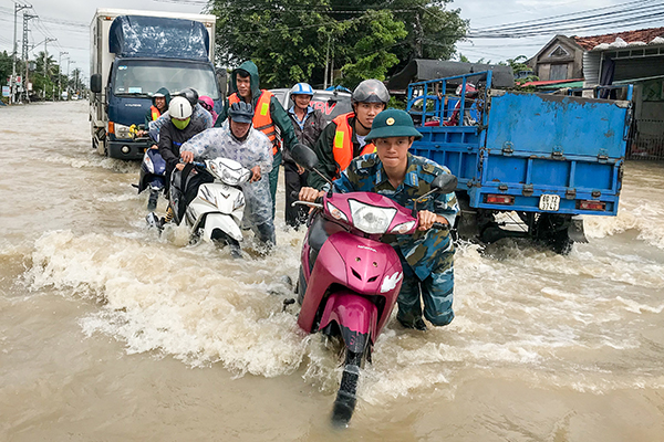 Sư đoàn 377 chủ động, tích cực giúp nhân dân bị ảnh hưởng sau bão số 9