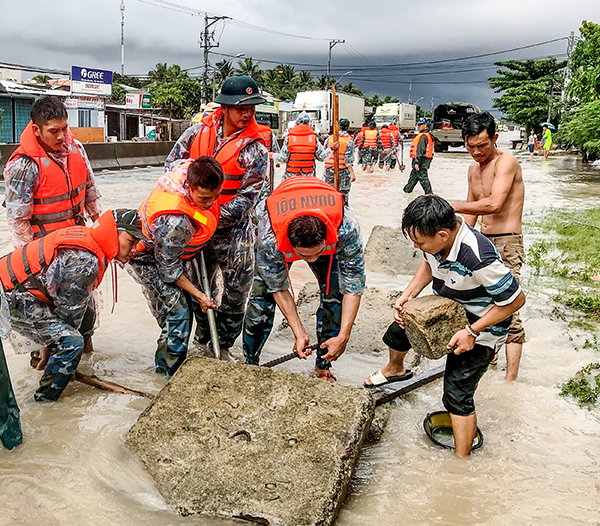 Sư đoàn 377 chủ động, tích cực giúp nhân dân bị ảnh hưởng sau bão số 9