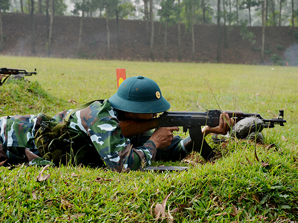 Lữ đoàn 28 tổ chức kiểm tra bắn súng K54 và AK đối với sĩ quan và quân nhân chuyên nghiệp năm 2019