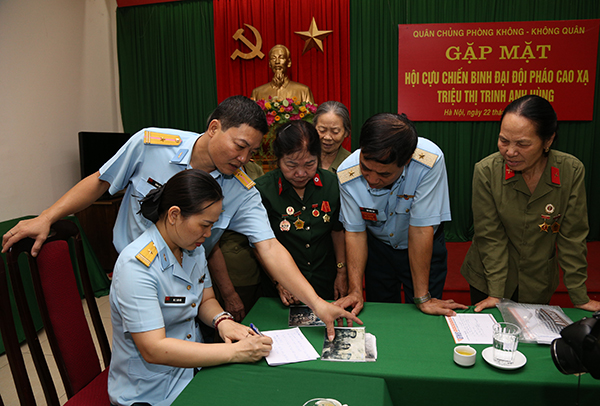 Quân chủng Phòng không-Không quân gặp mặt CCB Đại đội nữ Pháo cao xạ Triệu Thị Trinh Anh hùng.