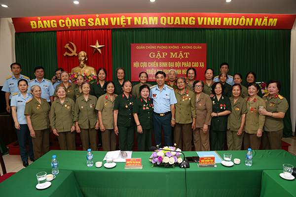 Quân chủng Phòng không-Không quân gặp mặt CCB Đại đội nữ Pháo cao xạ Triệu Thị Trinh Anh hùng.