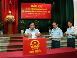 Thủ trưởng Bộ Tư lệnh Quân chủng PK-KQ tham gia bầu cử.