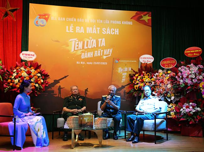 ban-lien-lac-ban-chien-dau-bo-doi-ten-lua-phong-khong-ra-mat-sach-“ten-lua-ta-danh-rat-hay”