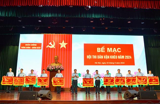 be-mac-hoi-thi-dan-van-kheo-nam-2024