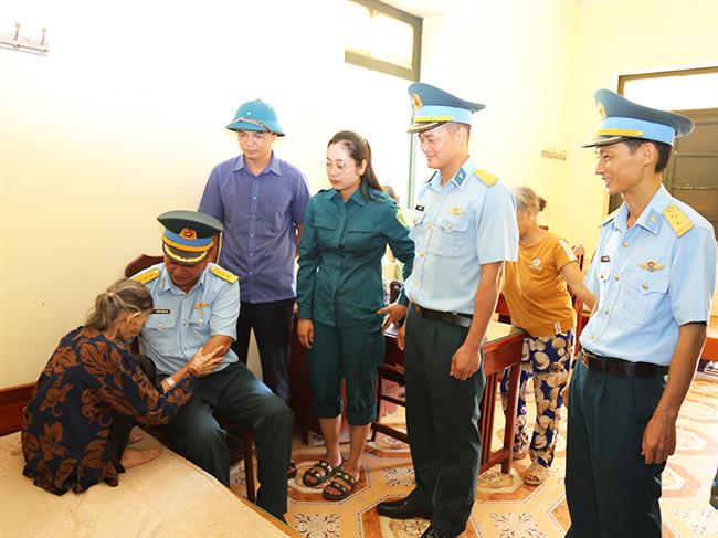 bo-doi-kho-k332-chu-dong-tich-cuc-giup-nhan-dan-ung-pho-mua-lu-lon