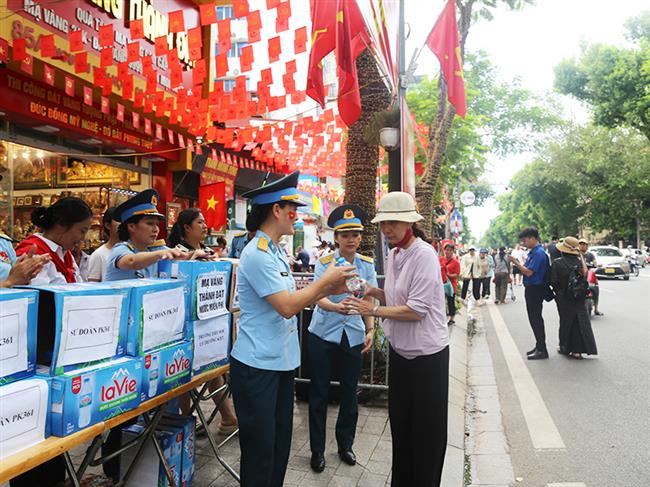 bo-doi-phong-khong-khong-quan-dong-hanh-cung-nhan-dan-trong-le-tong-duyet-a80