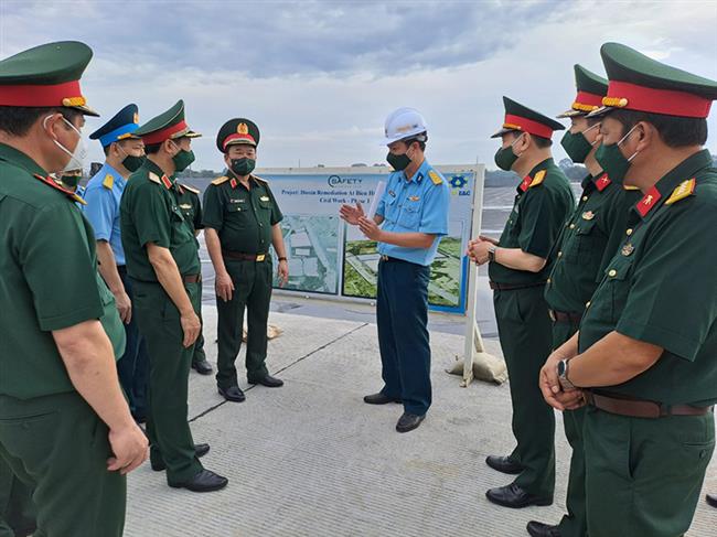 bo-quoc-phong-kiem-tra-tien-do-thuc-hien-du-an-xu-ly-dioxin-tai-san-bay-bien-hoa