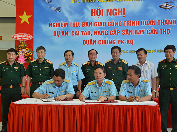 bo-quoc-phong-to-chuc-hoi-nghi-nghiem-thu-ban-giao-cong-trinh-hoan-thanh-du-an-cai-tao-nang-cap-san-bay-can-tho-quan-chung-pk-kq