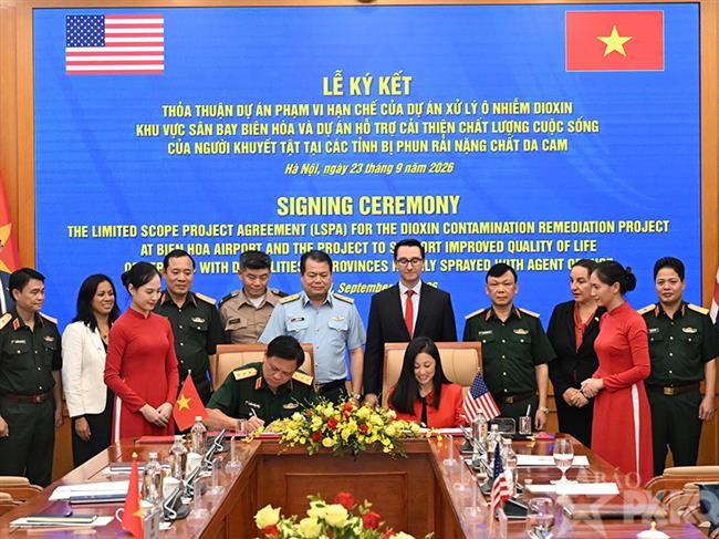 bo-quoc-phong-va-dai-su-quan-hoa-ky-ky-ket-thoa-thuan-cac-du-an-xu-ly-o-nhiem-dioxin-khu-vuc-san-bay-bien-hoa-va-cai-thien-chat-luong-cuoc-song-cua-nguoi-khuyet-tat