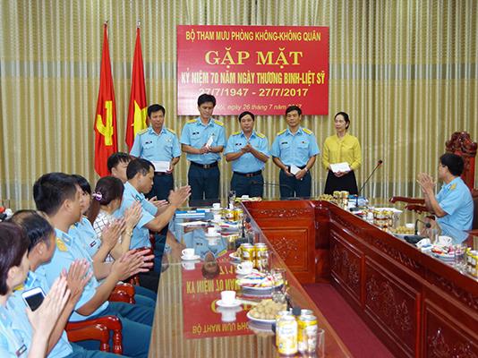 bo-tham-muu-quan-chung-pk-kq-to-chuc-gap-mat-tang-qua-cho-thuong-binh-va-than-nhan-liet-si-hien-dang-cong-tac-trong-co-quan-bo-tham-muu