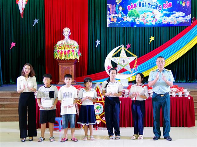 khoi-co-quan-su-doan-377-to-chuc-chuong-trinh-“dem-hoi-trang-ram”-nam-2025