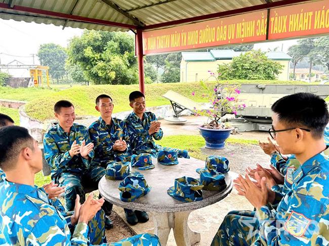 cham-lo-doi-song-tinh-than-xay-dung-don-vi-vung-manh-toan-dien-“mau-muc-tieu-bieu”