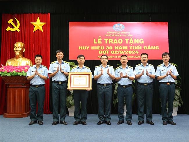 chi-bo-ke-hoach-tai-chinh-dang-bo-cuc-chinh-tri-phong-khong-khong-quan-trao-huy-hieu-30-nam-tuoi-dang