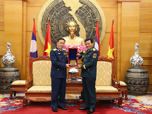 chinh-uy-khong-quan-nuoc-cong-hoa-dan-chu-nhan-dan-lao-tham-va-lam-viec-tai-quan-chung-phong-khong-khong-quan