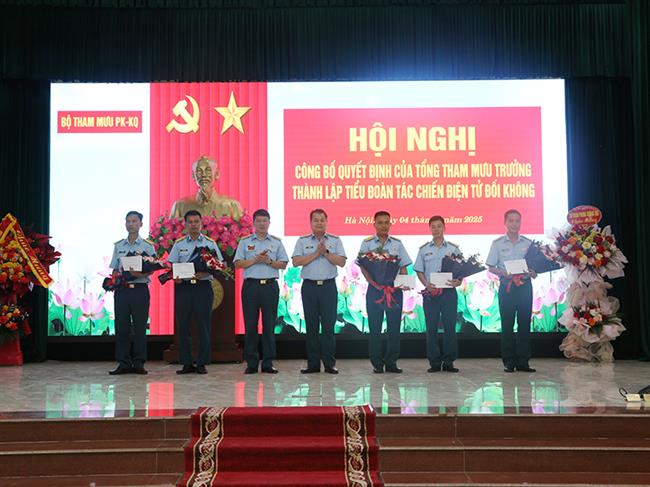 cong-bo-quyet-dinh-thanh-lap-tieu-doan-tac-chien-dien-tu-doi-khong