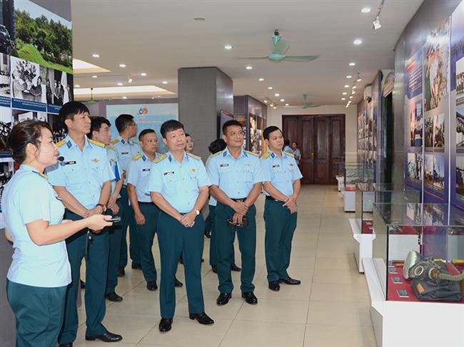 cuc-chinh-tri-phong-khong-khong-quan-duyet-trien-lam-“60-nam-suc-manh-rong-lua-viet-nam”