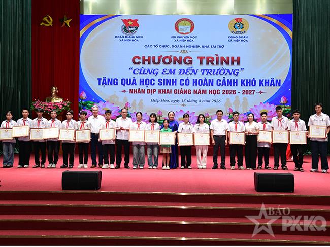 cuc-chinh-tri-phong-khong-khong-quan-dong-hanh-cung-chuong-trinh-“cung-em-den-truong”-tai-xa-hiep-hoa-tinh-bac-ninh