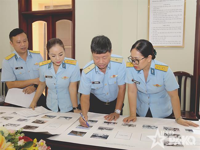 cuc-chinh-tri-quan-chung-phong-khong-khong-quan-duyet-anh-trung-bay-trien-lam-“mot-so-tran-danh-doc-dao-cua-bo-doi-pk-kq”