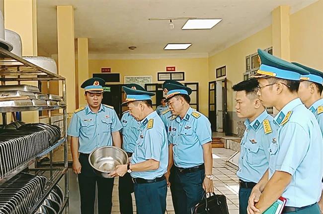 cuc-hau-can-ky-thuat-quan-chung-phong-khong-khong-quan-kiem-tra-trung-doan-282