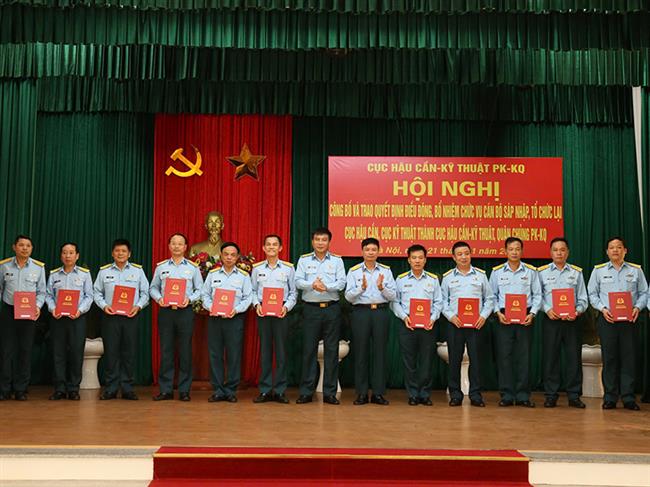 cuc-hau-can-ky-thuat-quan-chung-phong-khong-khong-quan-cong-bo-va-trao-quyet-dinh-dieu-dong-bo-nhiem-can-bo