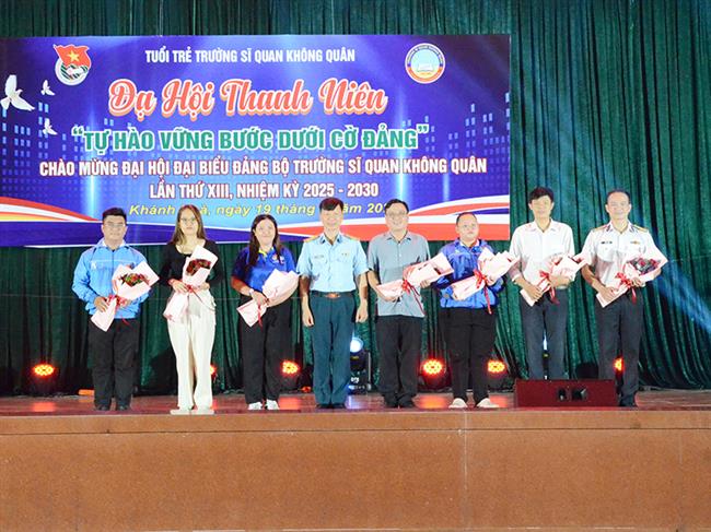 da-hoi-thanh-nien-chao-mung-dai-hoi-dai-bieu-dang-bo-truong-si-quan-khong-quan-lan-thu-xiii