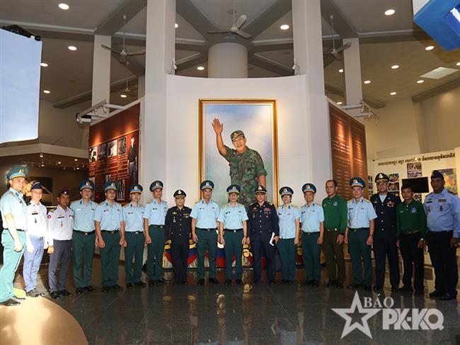 doan-si-quan-tre-quan-chung-phong-khong-khong-quan-viet-nam-thuc-hien-cac-hoat-dong-giao-luu-tai-campuchia