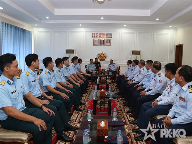 doan-si-quan-tre-quan-chung-phong-khong-khong-quan-viet-nam-tham-va-lam-viec-tai-bo-tu-lenh-khong-quan-campuchia