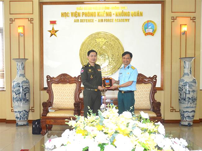 doan-tuy-vien-quan-su-campuchia-den-tham-va-lam-viec-tai-hoc-vien-phong-khong-khong-quan