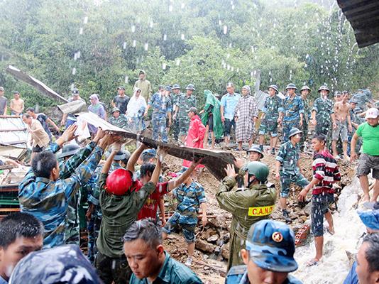 hang-tram-can-bo-chien-si-su-doan-377-va-truong-si-quan-khong-quan-giup-nhan-dan-tinh-khanh-hoa-khac-phuc-hau-qua-mua-lu