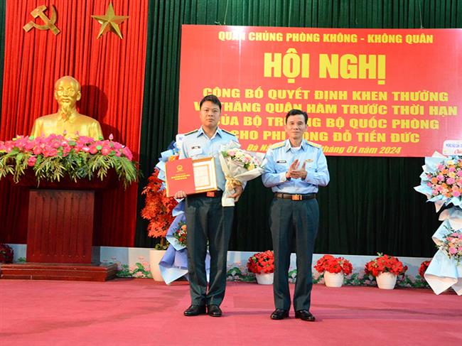 hoi-nghi-cong-bo-quyet-dinh-khen-thuong-va-thang-quan-ham-truoc-thoi-han-doi-voi-phi-cong-do-tien-duc