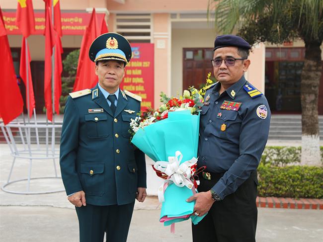doan-can-bo-quan-doi-hoang-gia-campuchia-trao-doi-kinh-nghiem-tien-hanh-cong-tac-can-bo-tai-su-doan-361
