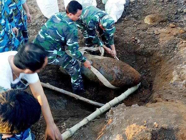 lu-doan-cong-binh-28-xu-ly-thanh-cong-qua-bom-con-sot-lai-sau-chien-tranh-tai-san-bay-yen-bai