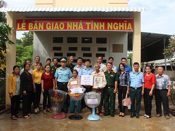 nha-may-a29-cuc-ky-thuat-ban-giao-nha-tinh-nghia-cho-thuong-binh-nguyen-thi-mo