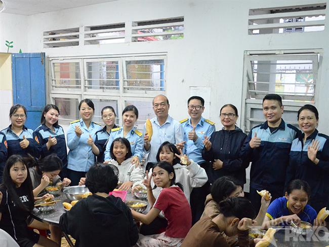 phu-nu-nha-may-a32-hoc-tap-va-lam-theo-loi-bac