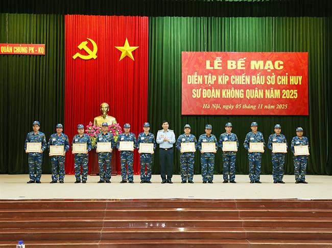quan-chung-phong-khong-khong-quan-be-mac-dien-tap-kip-chien-dau-so-chi-huy-su-doan-khong-quan-nam-2025