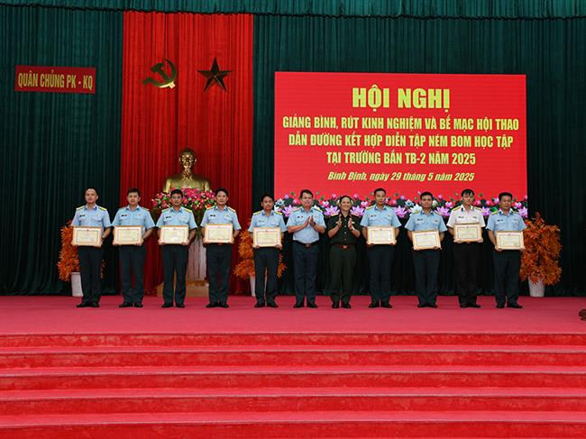 quan-chung-phong-khong-khong-quan-be-mac-hoi-thao-dan-duong-danh-chan-muc-tieu-tren-khong-ket-hop-dien-tap-nem-bom-hoc-tap-tai-truong-ban-tb-2-nam-2025