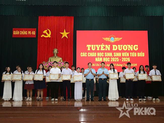 quan-chung-phong-khong-khong-quan-tuyen-duong-hoc-sinh-sinh-vien-tieu-bieu-nam-hoc-2025-2026