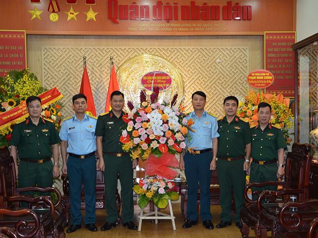 quan-chung-phong-khong-khong-quan-chuc-mung-cac-co-quan-thong-tan-bao-chi-nhan-dip-ky-niem-100-nam-ngay-bao-chi-cach-mang-viet-nam