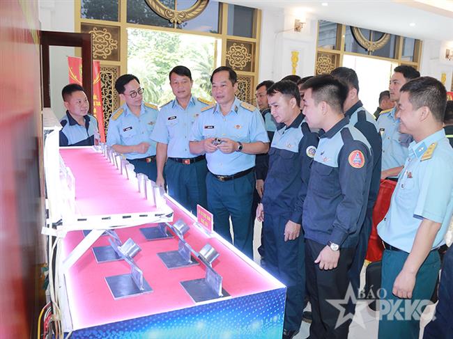 quan-chung-phong-khong-khong-quan-dat-giai-nhat-toan-doan-va-4-danh-hieu-“ban-tay-vang”-tai-hoi-thi-tho-gioi-nganh-co-khi-toan-quan-lan-thu-vi-nam-2026