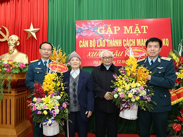 quan-chung-phong-khong-khong-quan-gap-mat-can-bo-lao-thanh-cach-mang-xuan-mau-tuat-2018