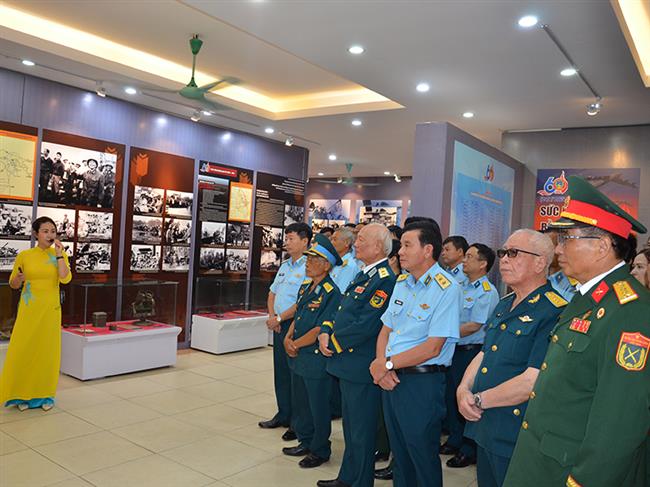 quan-chung-phong-khong-khong-quan-khai-mac-trien-lam-“60-nam-suc-manh-rong-lua-viet-nam”