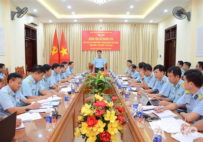 quan-chung-phong-khong-khong-quan-kiem-tra-ket-qua-xay-dung-don-vi-vung-manh-toan-dien-“mau-muc-tieu-bieu”-tai-su-doan-375
