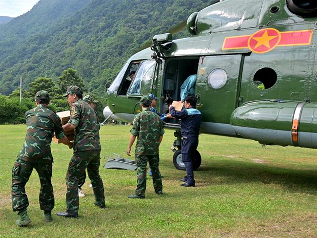 quan-chung-phong-khong-khong-quan-tiep-tuc-bay-cuu-tro-nhan-dan-tinh-cao-bang